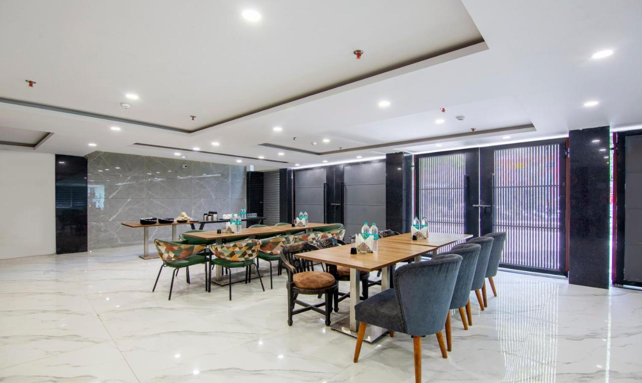 Treebo Royal Comfort New Delhi Exteriör bild